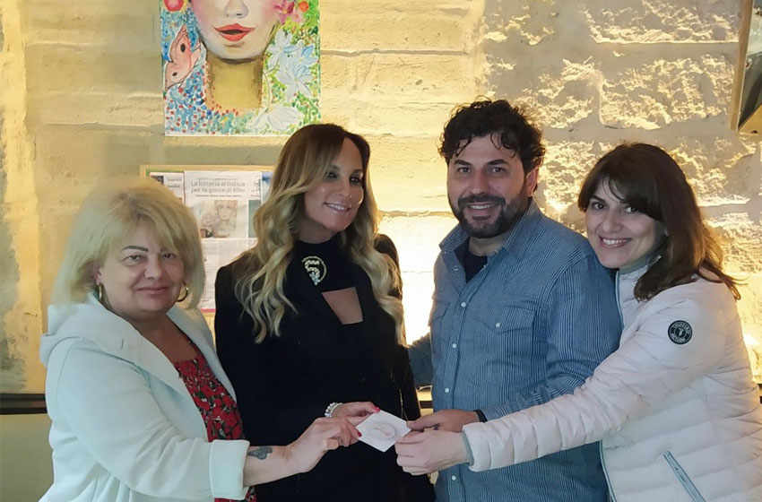  Trani: il ricavato della lotteria della tela dell’artista Silvia Tolomeo opera terza de “Le graste” all’associazione Divine del Sud.